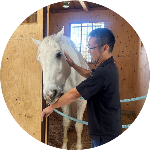 馬とオーナー様が屋外で過ごす様子